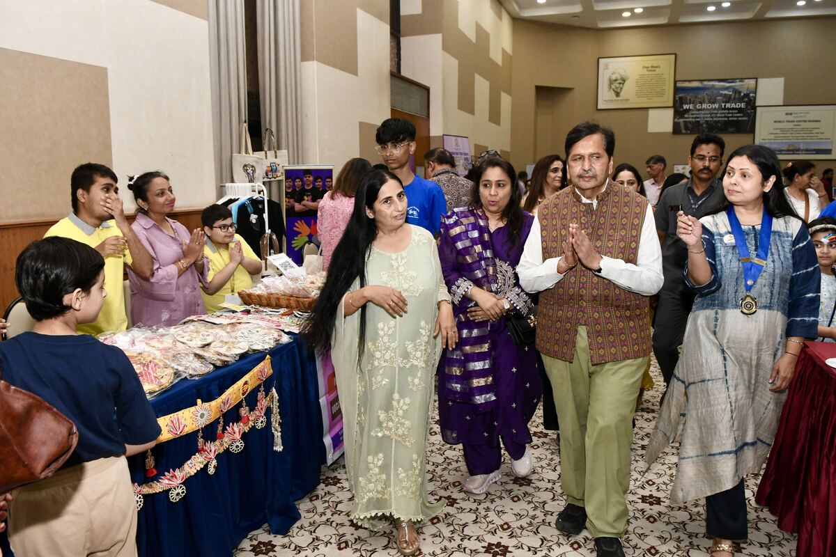 Minister touring the Flea Market stalls