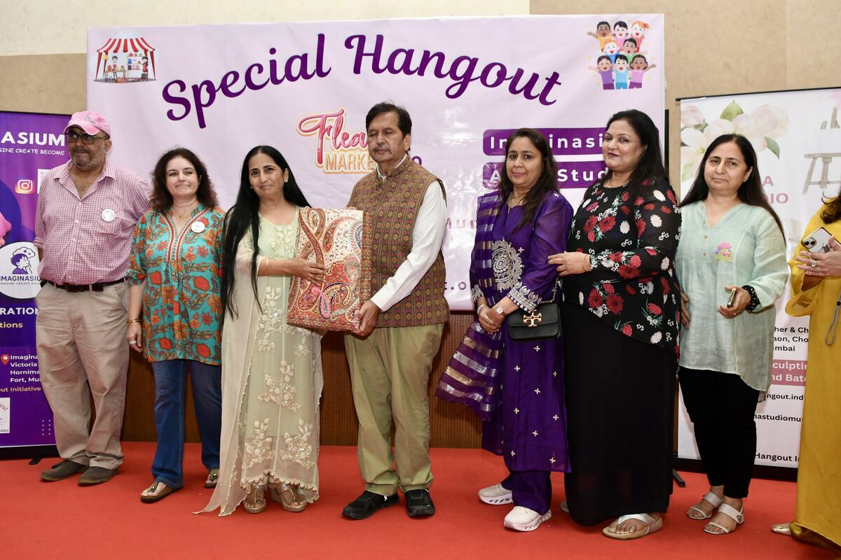 Group photo at the Special Hangout Flea Market