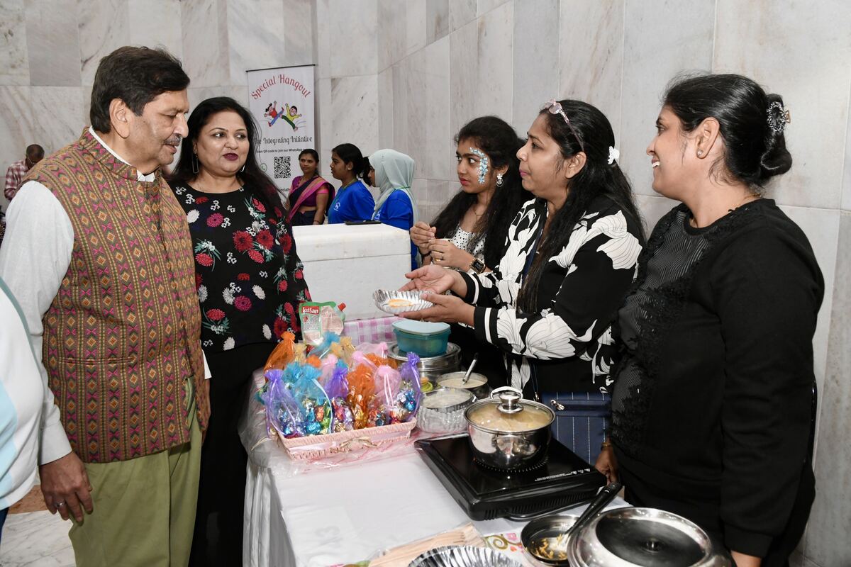 Minister visiting a participant's food stall